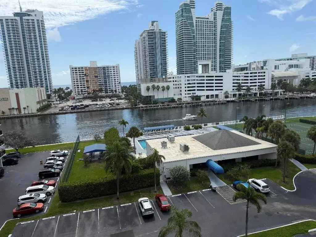 Hallandale Beach, FL 33009,600 Parkview Dr #826