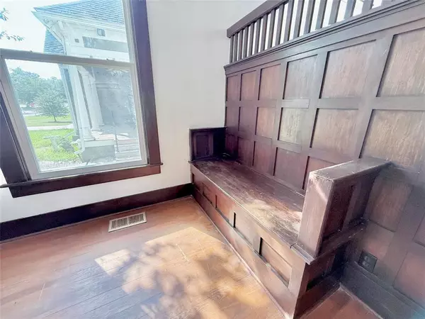 Denison, TX 75020,517 W Hull Street