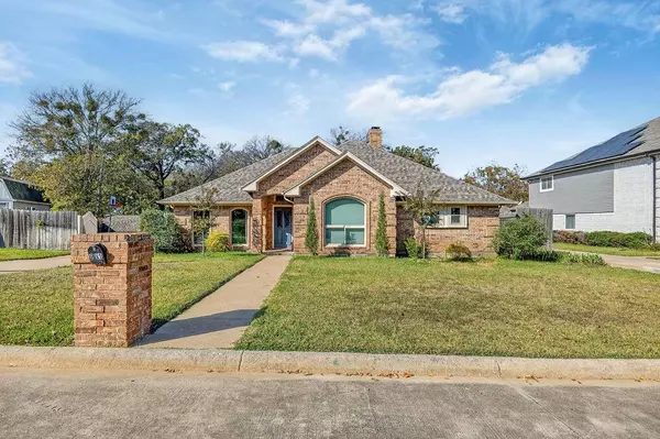 601 Hilltop Court, Kennedale, TX 76060