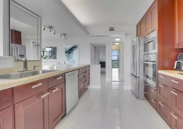 Hallandale Beach, FL 33009,600 Parkview Dr #531