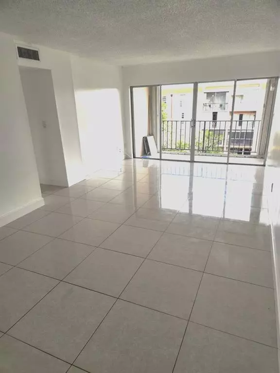 Miami, FL 33172,8895 Fontainebleau Blvd #403