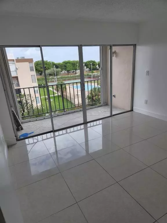 Miami, FL 33172,8895 Fontainebleau Blvd #403