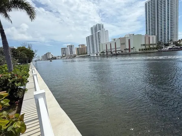 Hallandale Beach, FL 33009,600 Parkview Dr #826