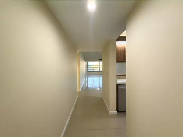 Davie, FL 33324,1701 Whitehall Dr #303