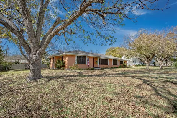 Clifton, TX 76634,406 N Avenue Q