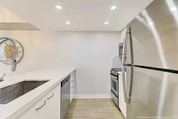 Toronto C01, ON M5G 2K5,38 Elm ST #2202