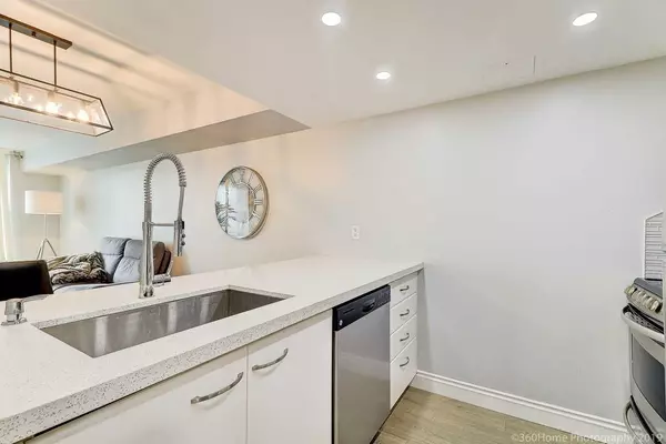 Toronto C01, ON M5G 2K5,38 Elm ST #2202