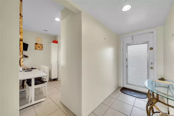 Sunrise, FL 33322,9020 Sunrise Lakes Blvd #306