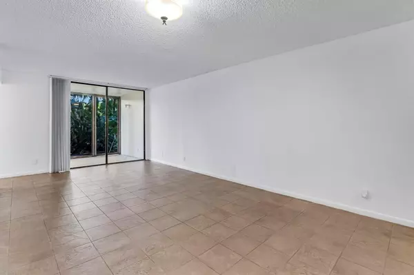 Oakland Park, FL 33309,210 Lake Pointe Drive #103