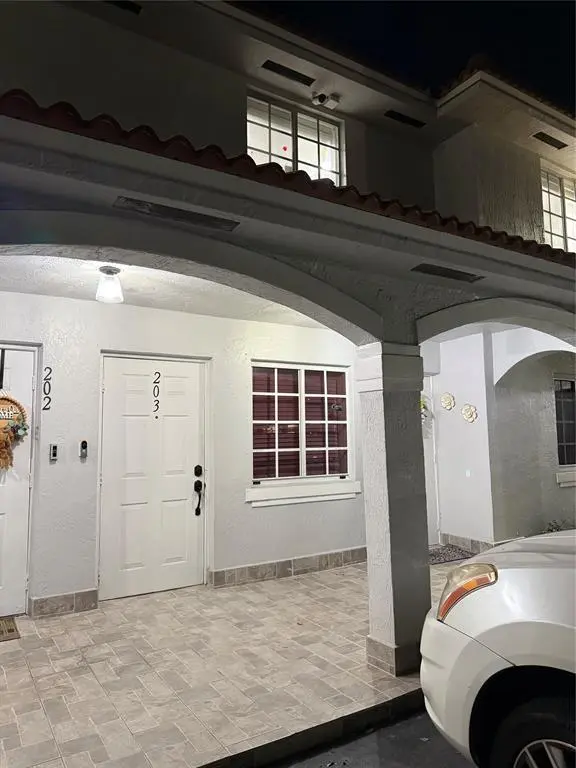 Hialeah, FL 33018,3526 W 76th St #203