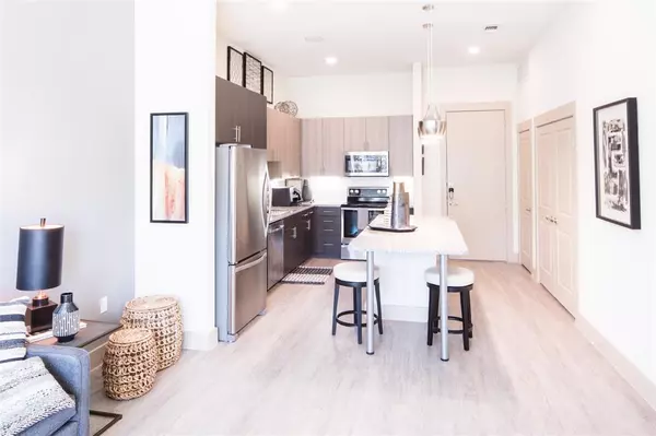 Dallas, TX 75208,901 N Zang Boulevard #203