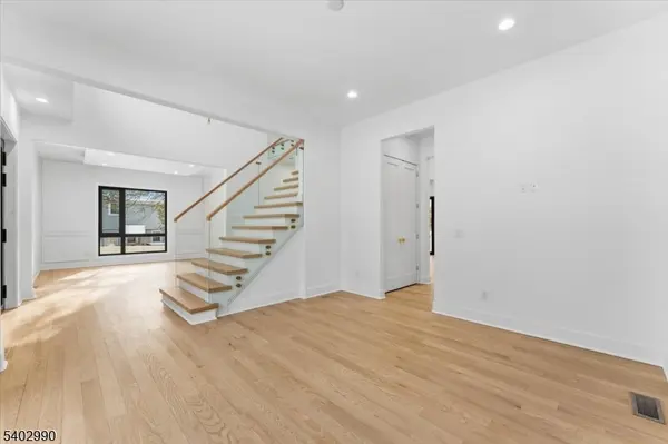 83 Falcon Rd, Livingston Twp., NJ 07039