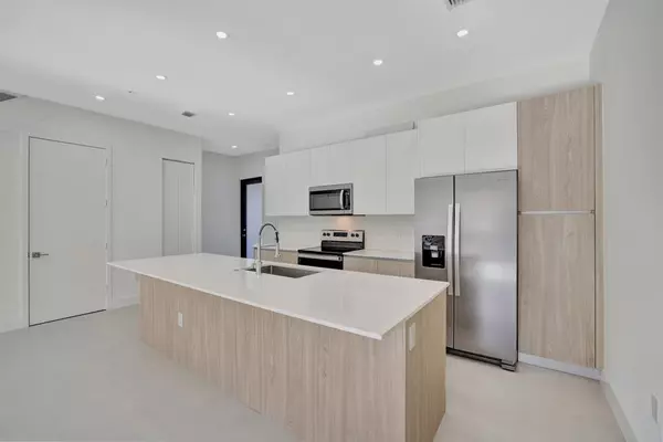 Oakland Park, FL 33334,4208 NE 7th Ter #8