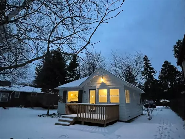 Georgina, ON L0E 1L0,851 Lake DR E