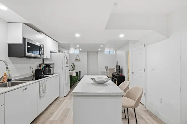 Newmarket, ON L3X 2Z1,907 Oaktree CRES #Basement