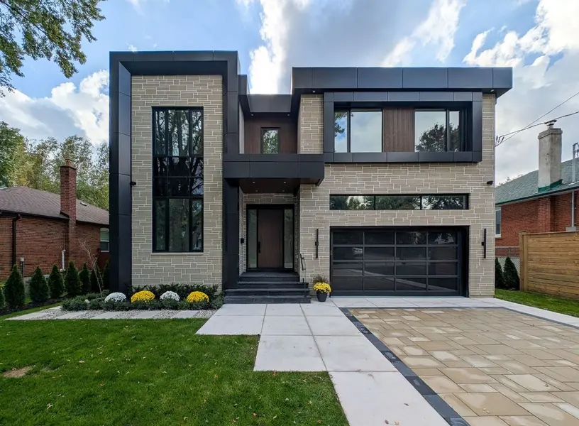 1526 Garnet AVE, Mississauga, ON L5G 4C8