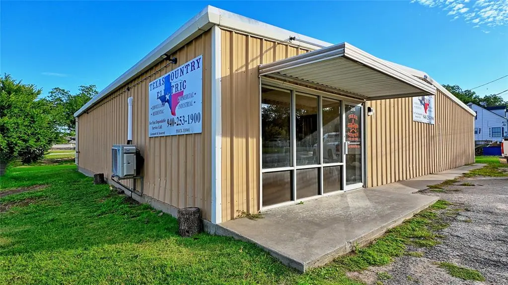 Bowie, TX 76230,206 N Matthews Street