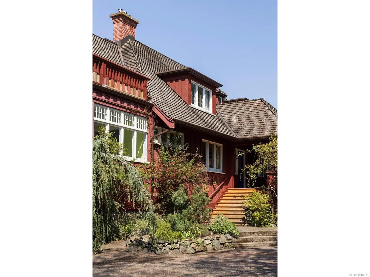 934A Foul Bay Rd, Oak Bay, BC V8S 4H8