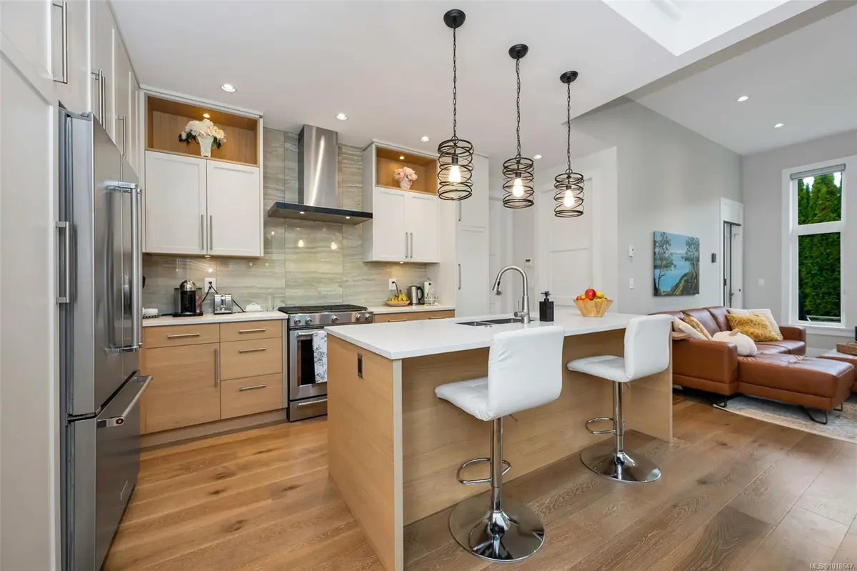 8043 Huckleberry Crt, Central Saanich, BC V8M 1K1