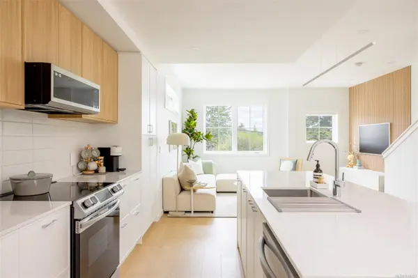 3450 Whittier Ave #TH21, Saanich, BC V8Z 3R2