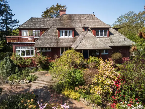 934A Foul Bay Rd, Oak Bay, BC V8S 4H8