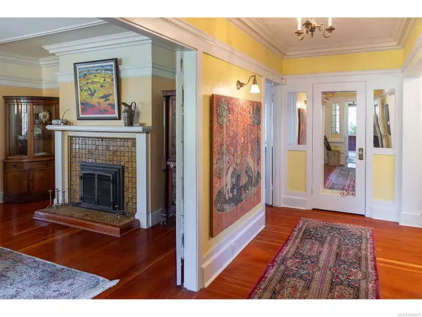 934A Foul Bay Rd, Oak Bay, BC V8S 4H8