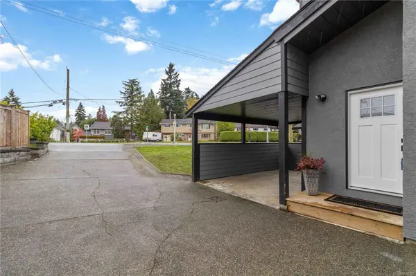 7004 Wallace Dr, Central Saanich, BC V8M 1G1