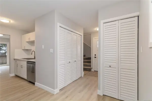 7004 Wallace Dr, Central Saanich, BC V8M 1G1