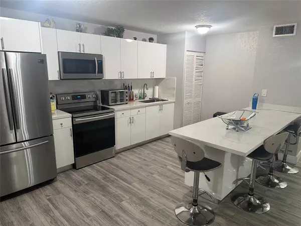 Miami Lakes, FL 33014,7208 Fairway Dr #I9