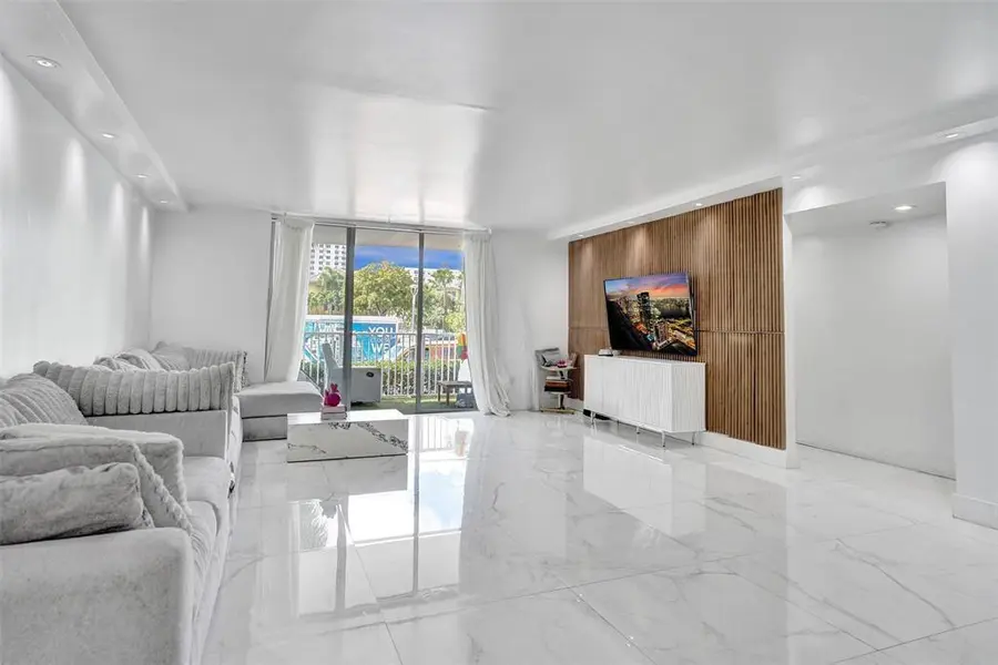 2801 NE 183rd St #101W, Aventura, FL 33160