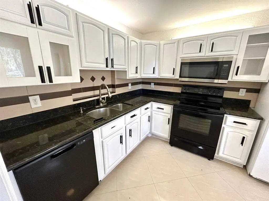 North Lauderdale, FL 33068,7931 Southgate Blvd #E8