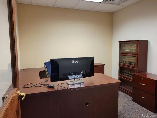 400 S BROADWAY ST, Lake Orion Village, MI 48362