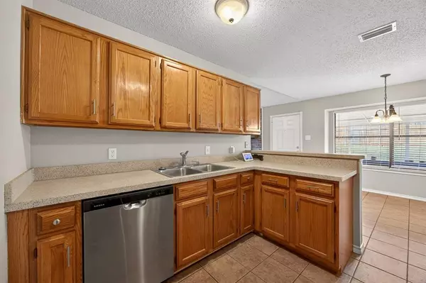 Arlington, TX 76016,2803 Glen Hollow Circle