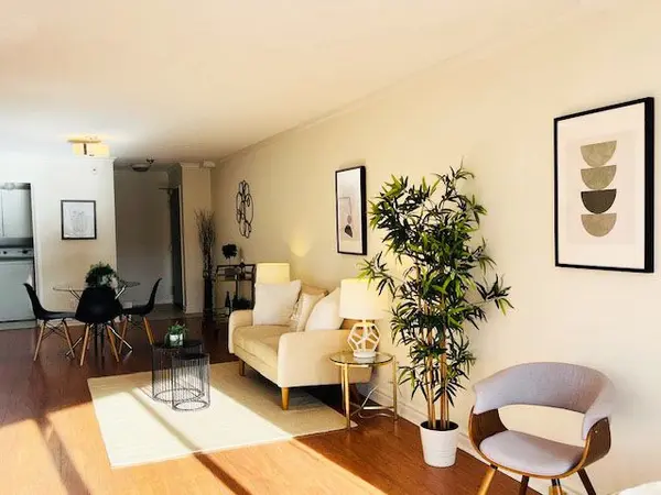 Toronto C11, ON M4G 4G4,356 McRae DR #206