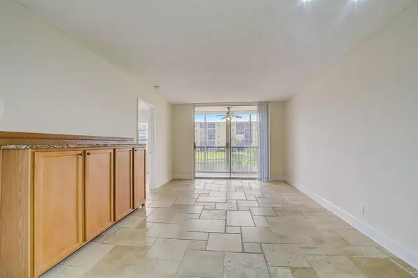 7940 NW 50th St #203, Lauderhill, FL 33351