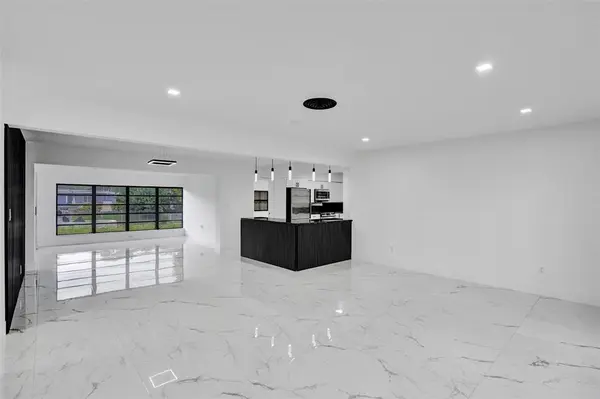 Plantation, FL 33317,5840 SW 14th St