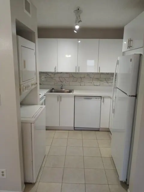 Coral Springs, FL 33065,2641 Riverside Dr #5