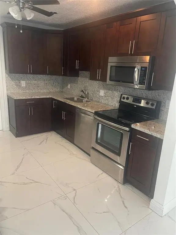 Hollywood, FL 33021,824 N Rainbow Dr