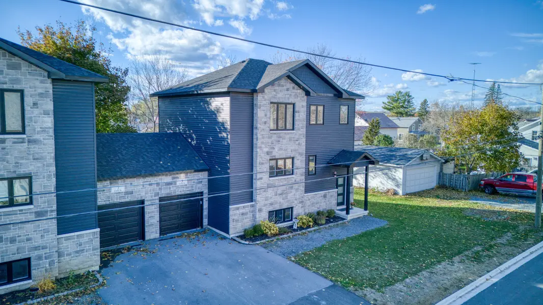 5 Cross ST, Loyalist, ON K0H 2H0