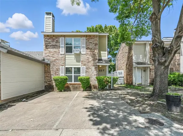 227 Country Bend Drive,  Duncanville,  TX 75137