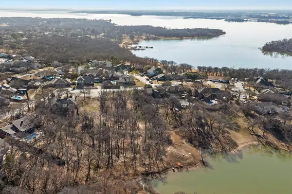 18 Royal Oaks Boulevard, Hickory Creek, TX 75065