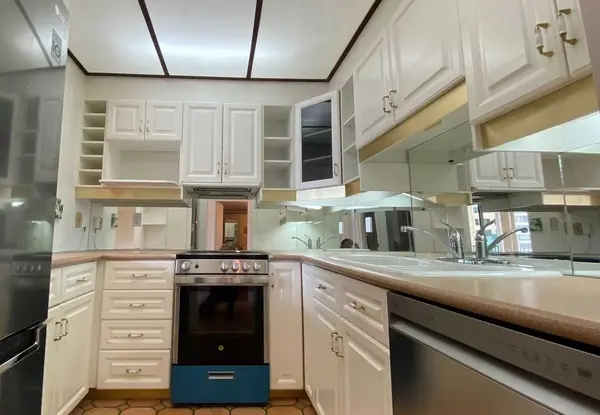 Toronto C01, ON M5J 2G2,33 Harbour SQ #3025