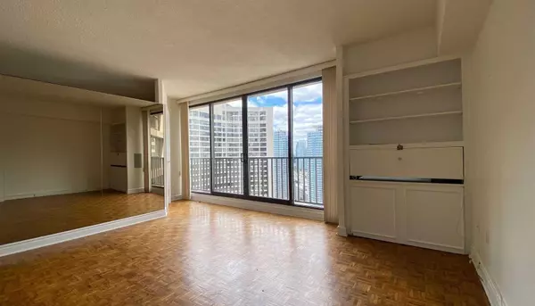 Toronto C01, ON M5J 2G2,33 Harbour SQ #3025