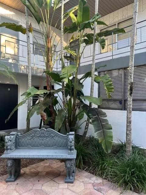 Fort Lauderdale, FL 33301,608 SE 6th St #25