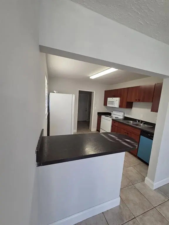 Davie, FL 33314,5751 SW 37th St