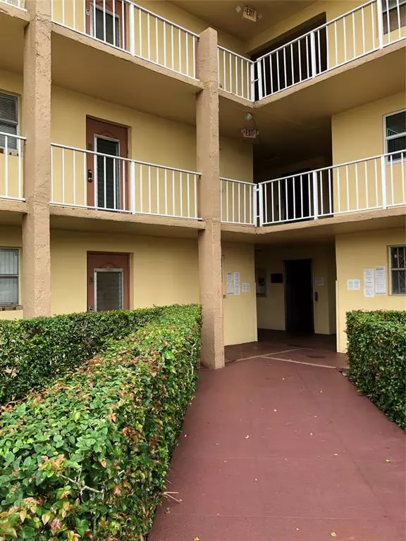 Sunrise, FL 33322,8590 Sunrise Lakes Blvd #106