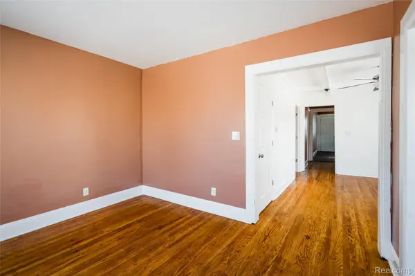 5435 Burns ST, Detroit, MI 48213