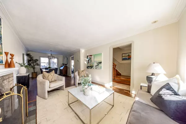 Toronto C11, ON M4G 1R9,38 McRae DR