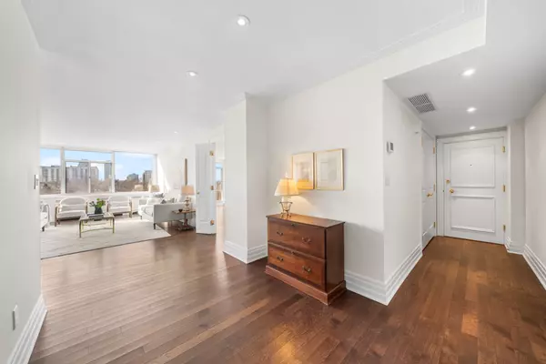 Toronto C02, ON M4V 2J6,500 Avenue RD #807