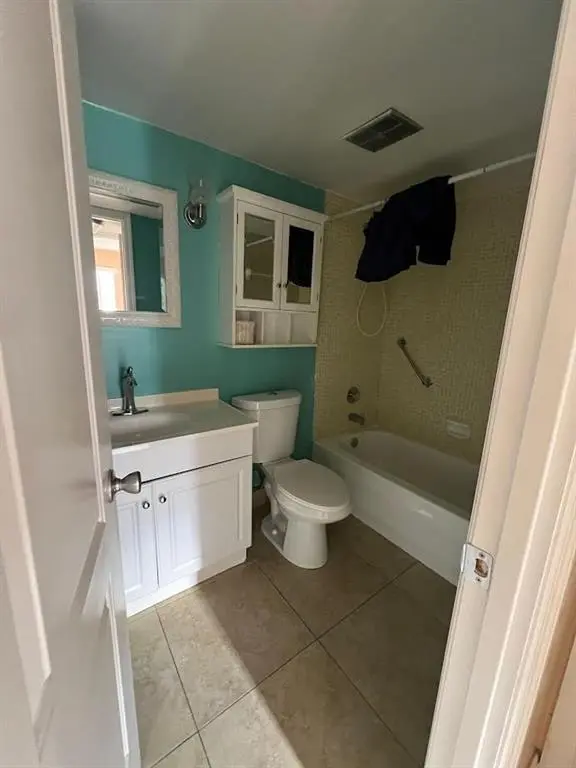 Sunrise, FL 33322,8200 sunrise lakes  blvd #212